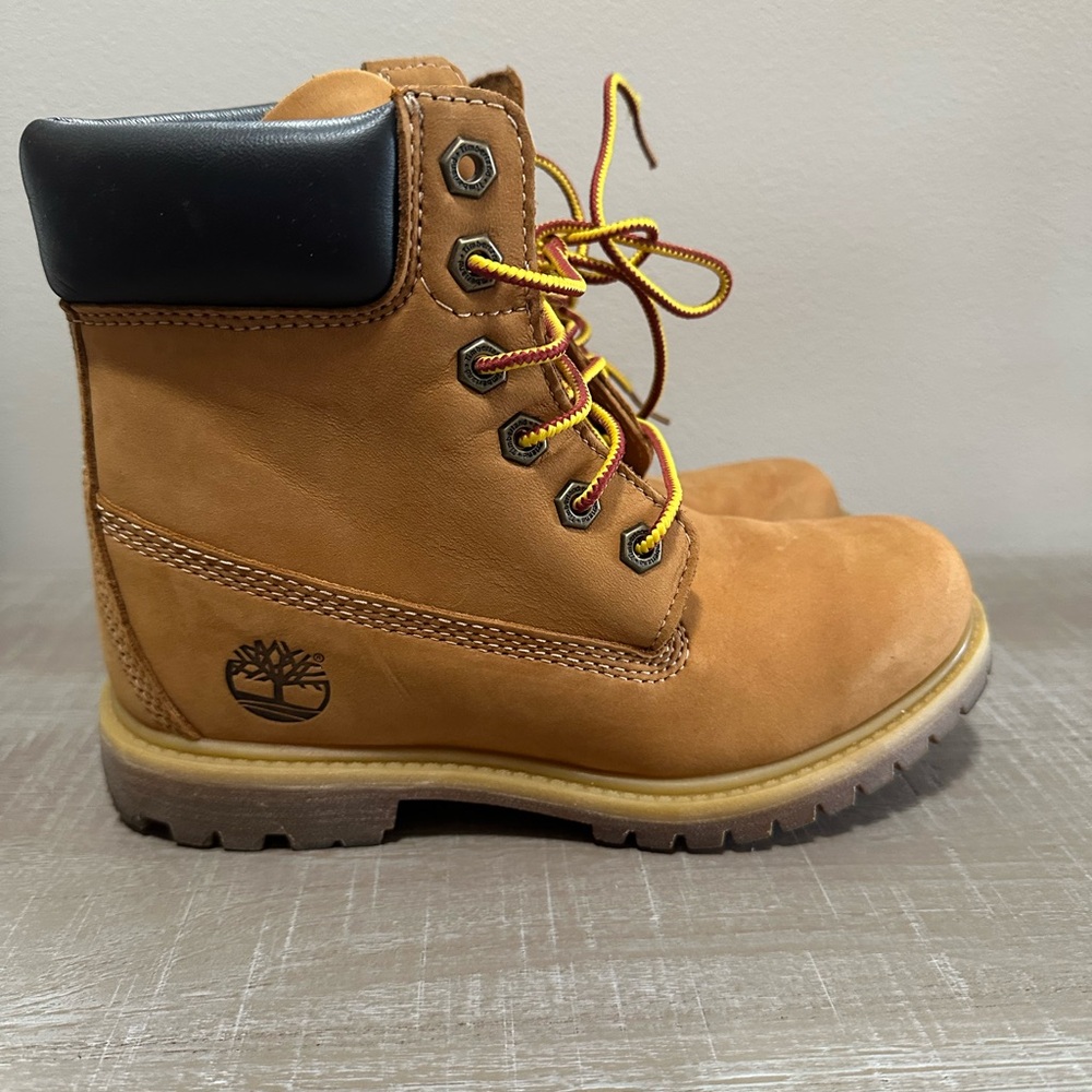 Timberland Women’s Tan Leather Boots with internal wedge/lift for height